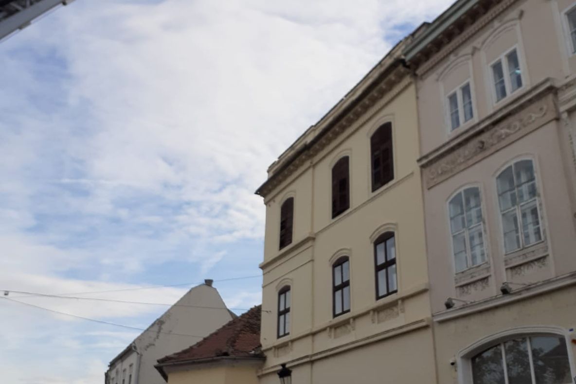 Pompierii au acționat în Mediaș pentru îndepărtarea unor țigle care prezentau pericol pentru cetățeni