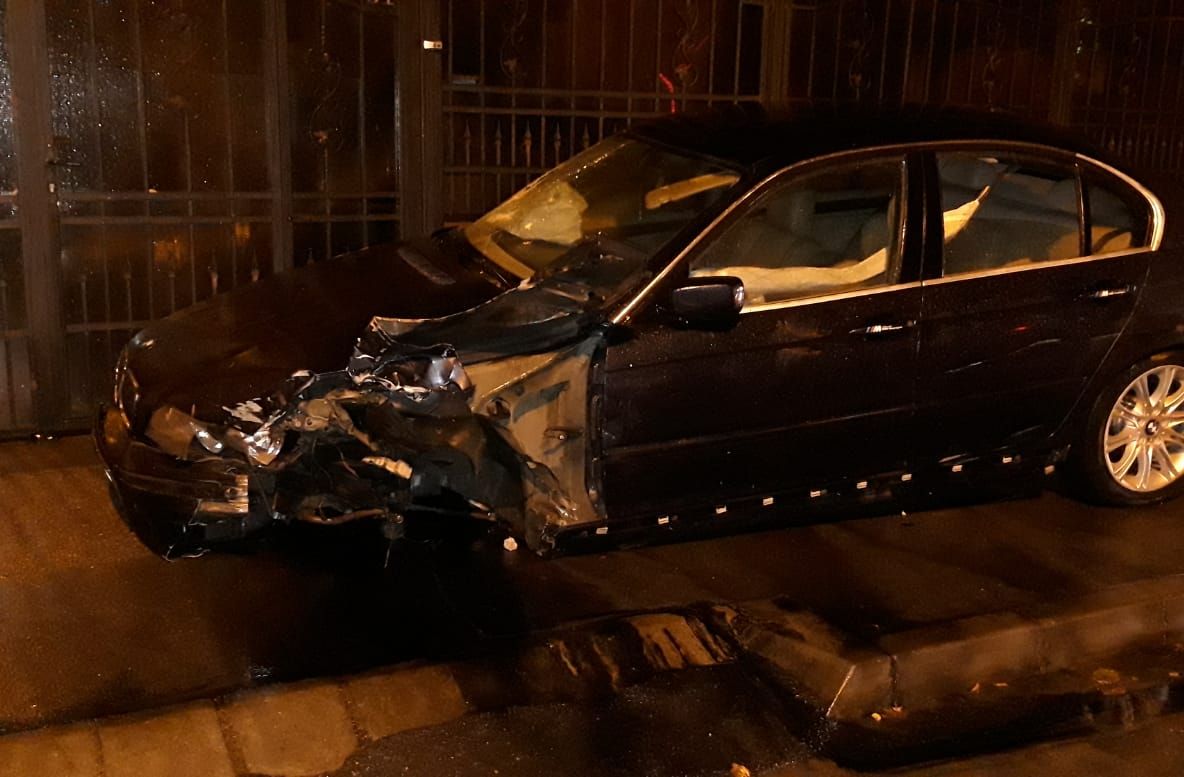 Un șofer a reușit să facă o victimă, să spargă o țeavă de gaz, să producă un incendiu și să darâme un stâlp