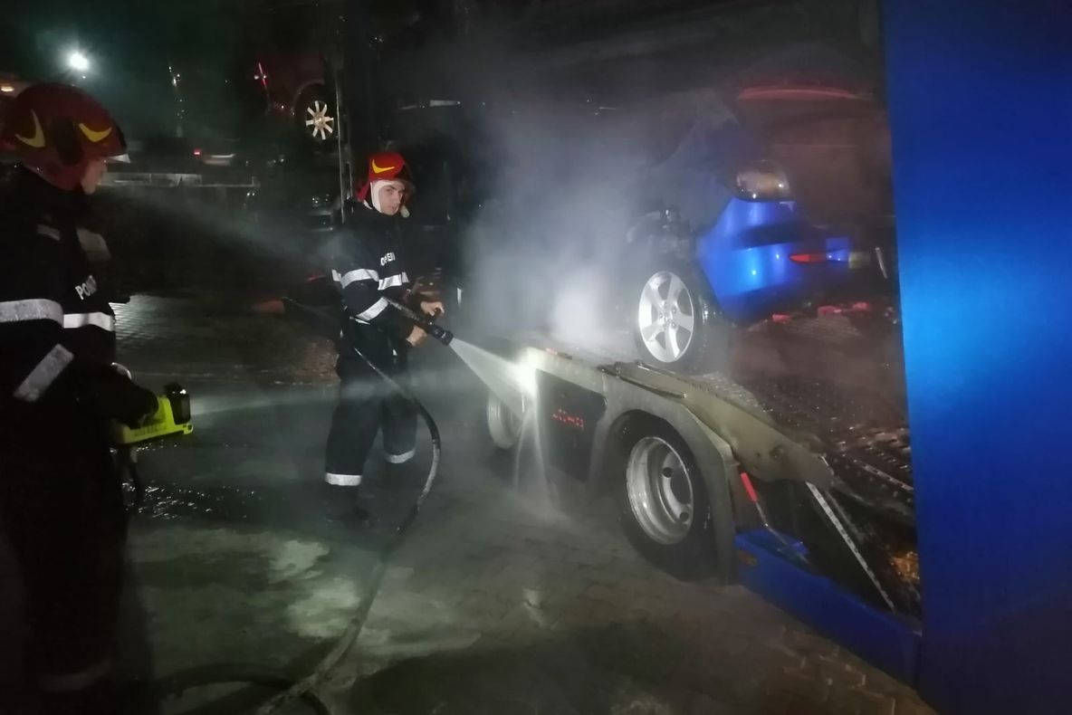 Mai multe mașini la un pas de a arde într-un incendiu pe DN7