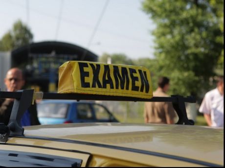 Scandal între un instructor auto și un polițist examinator. Instructorul a chemat Ambulanța