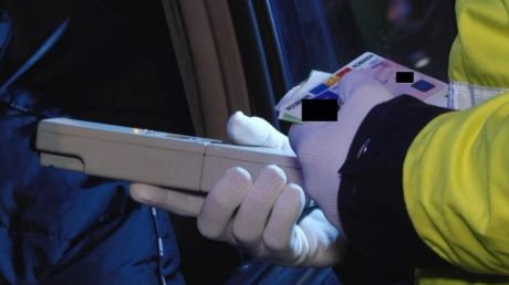 Băut, a intrat cu mașina într-un stâlp care a lovit, apoi, o mașină parcată