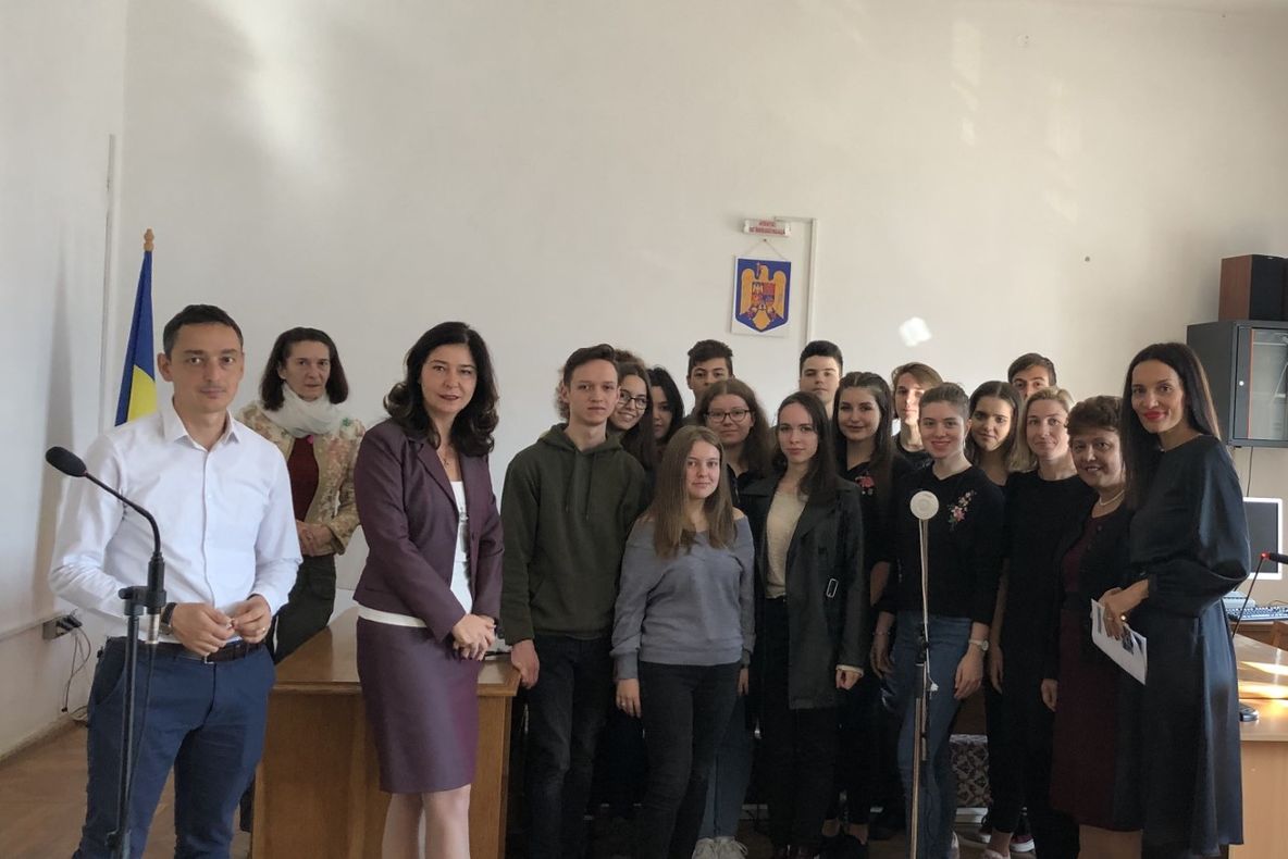 Elevii sibieni au dat nas în nas cu justiția la „Ziua porților deschise”