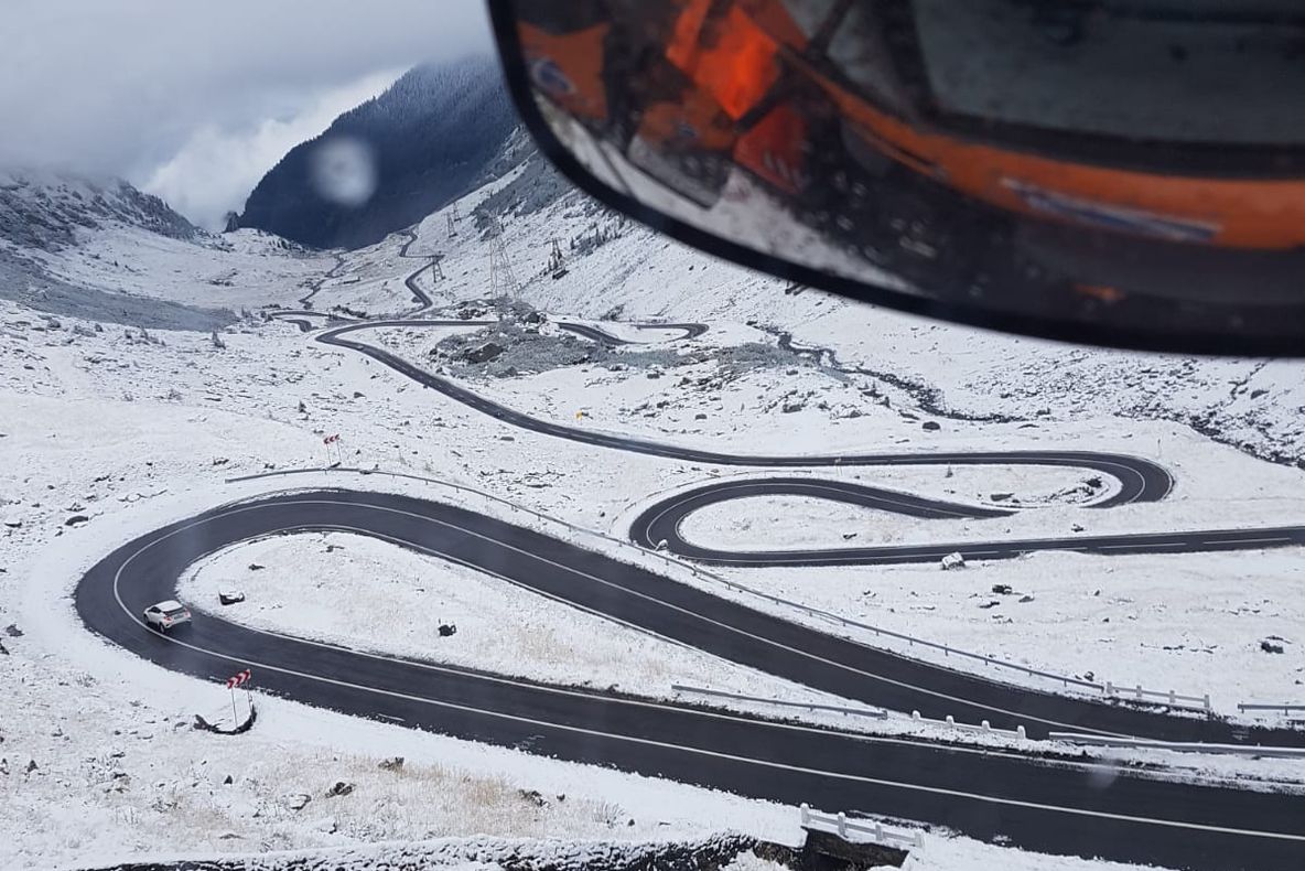 Video: Iarna s-a instalat pe Transfăgărășan. Atenție cum circulați!