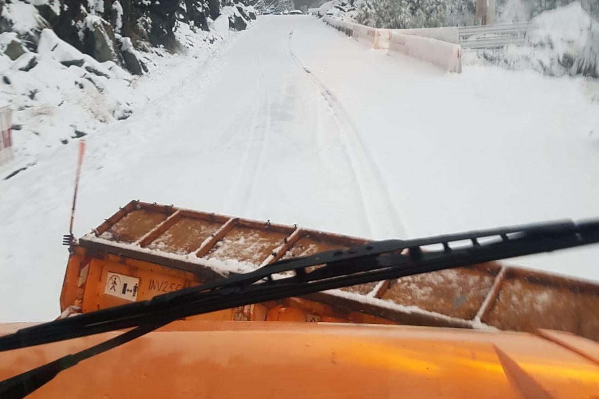 Transfăgărășanul deschis în condiții de iarnă! Șoferii îndemnați să-și echipeze mașinile corespunzător