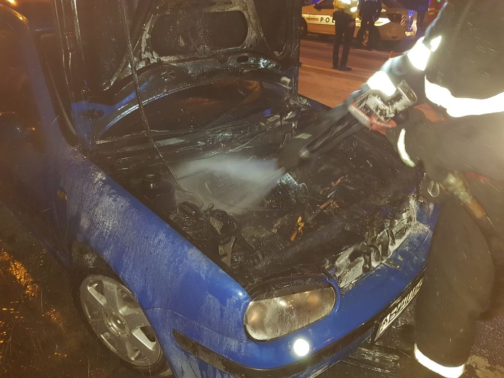 O mașină parcată pe strada Semaforului din Sibiu, în flăcări