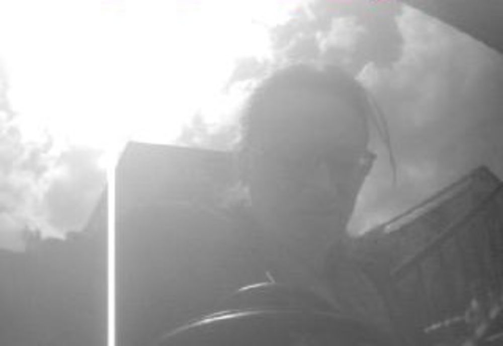 Femeia bănuită că a furat bani dintr-un bancomat s-a prezentat la poliție