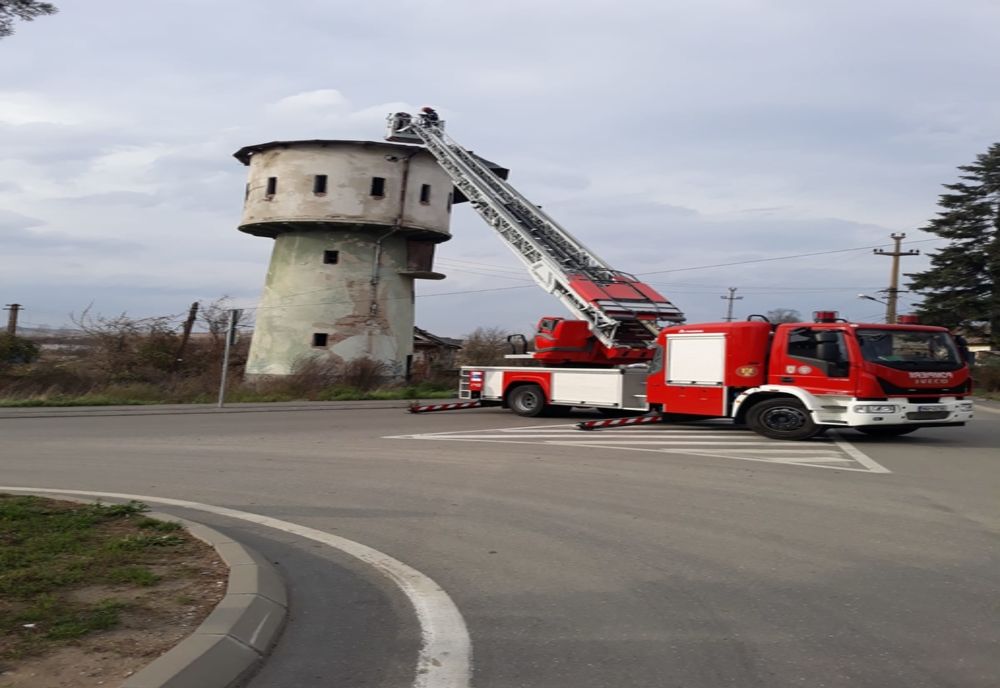 Elemente periculoase îndepărtate de pe clădiri de pompierii sibieni