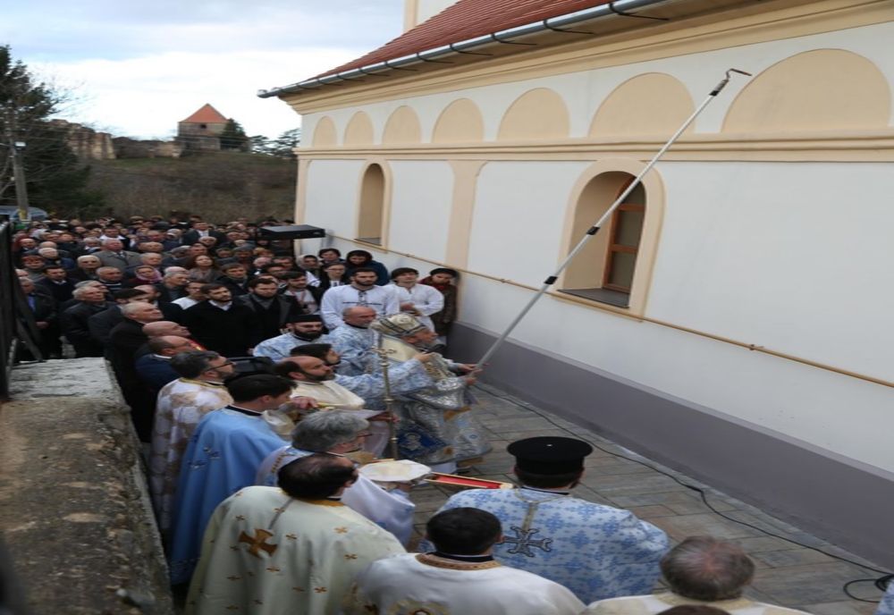 Biserica veche din Slimnic a fost sfinţită