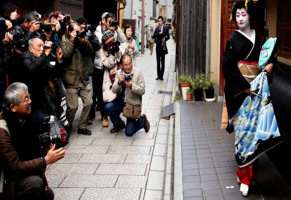  Turiştii nu mai au voie să fotografieze gheişe în Kyoto pentru că le hărţuiesc 
