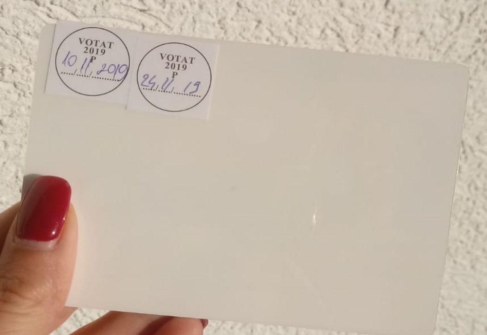 O cafenea din Sibiu oferă o cafea din partea casei celor care au buletinul cu „Votat” pe spate