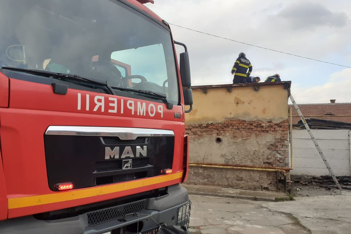 Un coș de fum izolat necorespunzător a aprins o locuință în Cisnădie