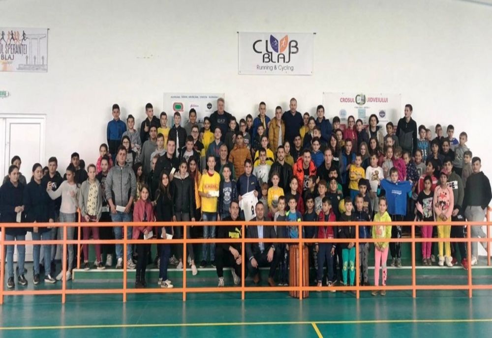  Ioan Mărginean, Edi Iordănescu și mai mulți fotbaliști Gaz Metan, în mijlocul copiilor din Jidvei 