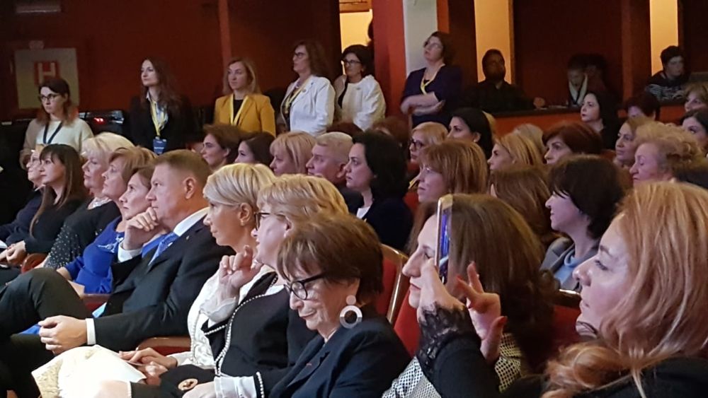 VIDEO | Klaus Iohannis, primit cu ropote de aplauze la Sibiu. Șeful statului participă alături de soția sa la Gala „Femeile liberale premiază excelența”