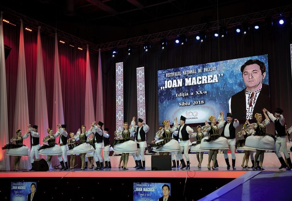 Patru generații ale Junilor Sibiului se prind în horă, la Festivalul "Ioan Macrea"