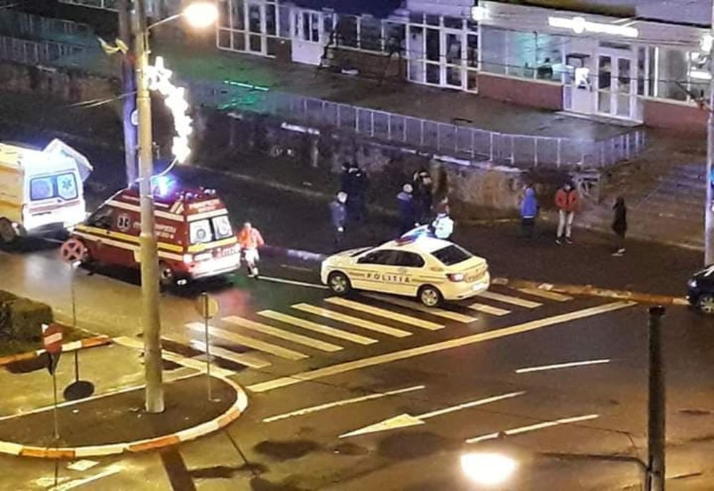 Doi bărbați, grav răniți după ce au fost loviți de o mașină care a intrat pe trotuar