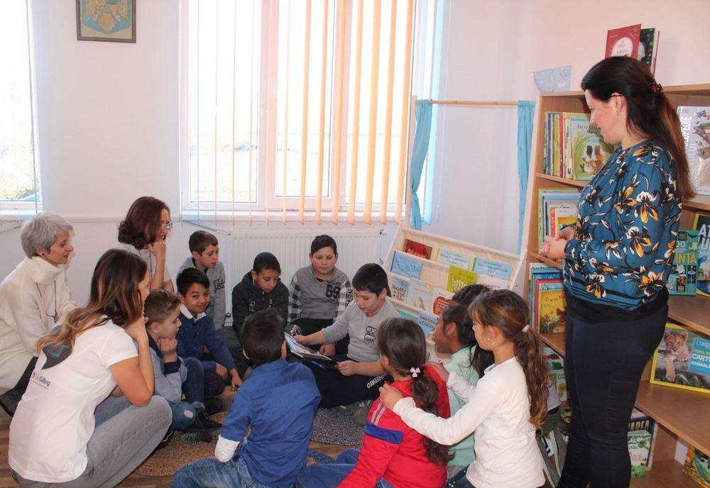 Copiii din Rusciori au, de azi, o nouă bibliotecă școlară
