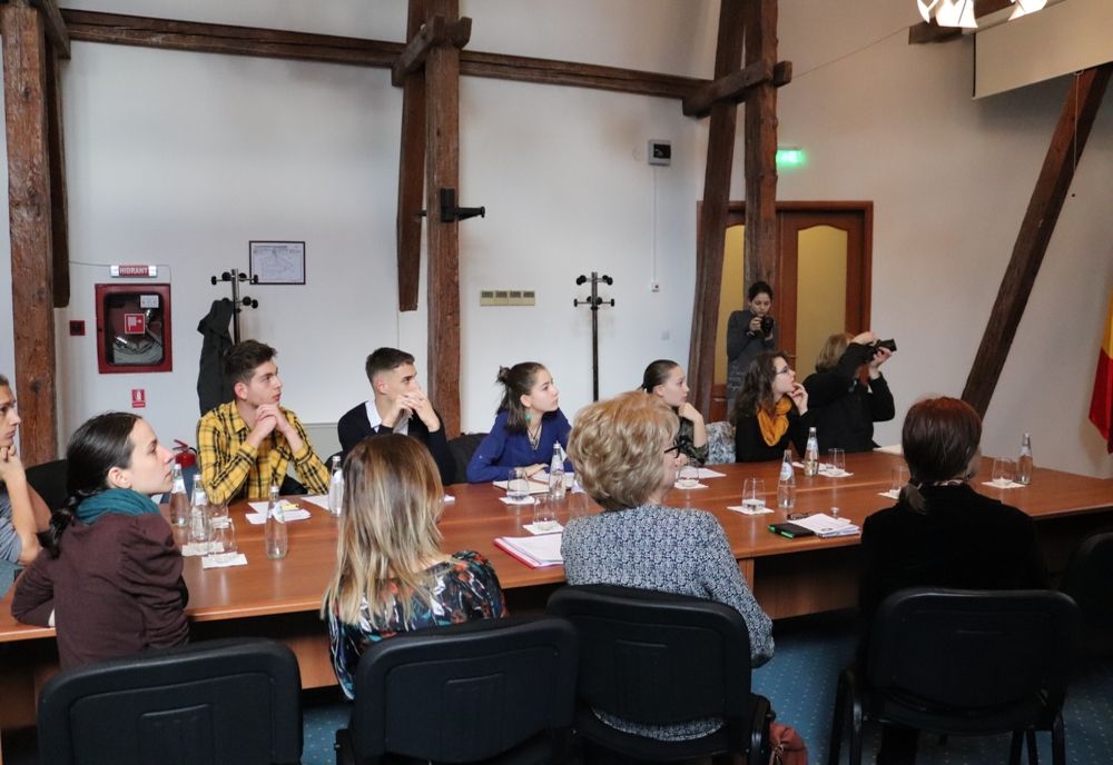 Elevii au discutat cu primarul Sibiului despre cum să facă un "smart green city"