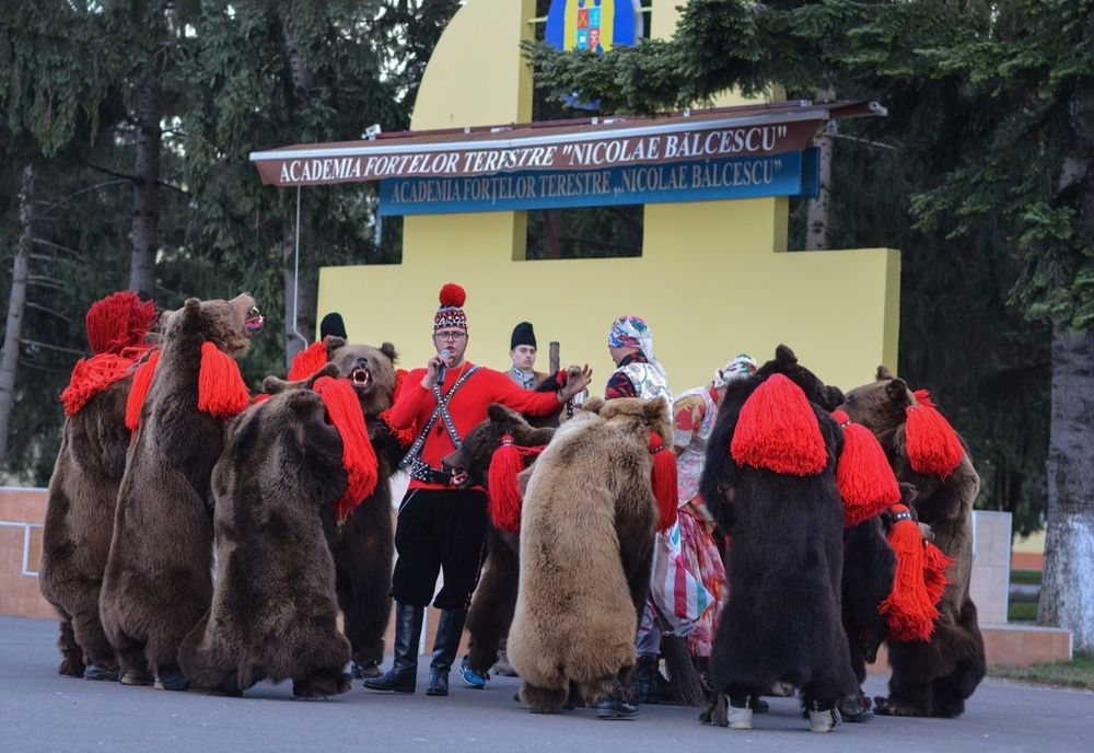 Studenții Academiei Forțelor Terestre din Sibiu au povestit cum a fost anul 2019 pentru ei într-un "Plugușor" special