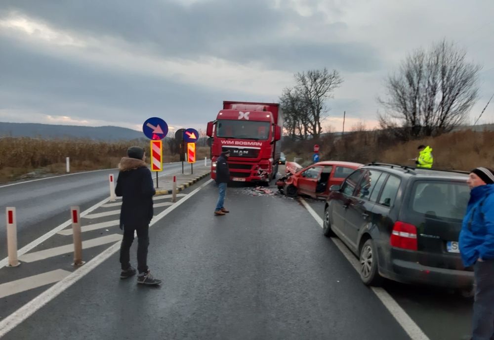 Accident pe DN14. Un camion de zece tone a intrat pe contrasens și a acroșat o mașină
