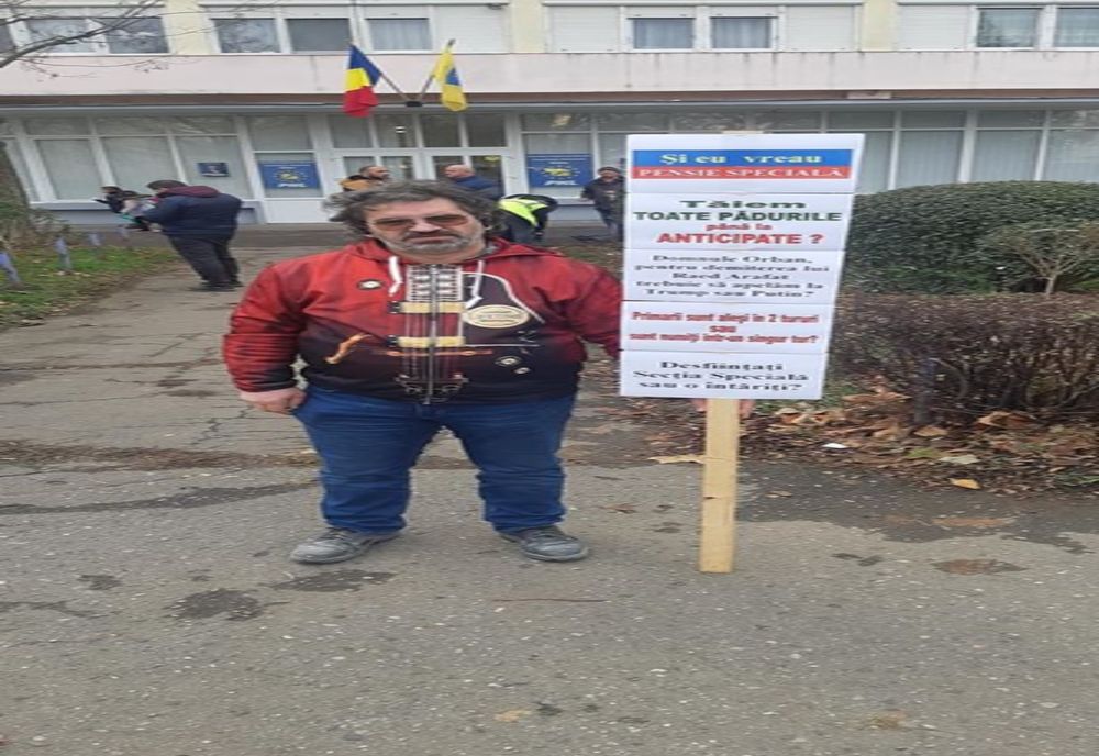 Câțiva sibieni au protestat în fața sediului PNL Sibiu: "Stăm cu ochii și pe voi, nu doar pe pesediști"