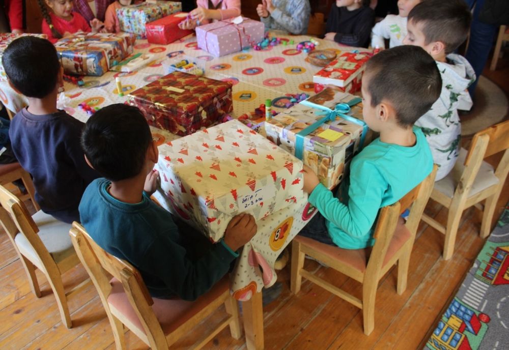 Consiliul Județean, Junii Sibiului și angajații Aeroportului Internațional din Sibiu le-au pregătit cadouri copiilor din Brădeni