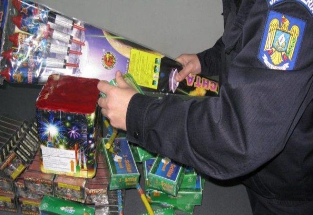 Doi sibieni, sancționați de polițiști în timp ce comercializau, fără drept, petarde și artificii, în Piața Cibin
