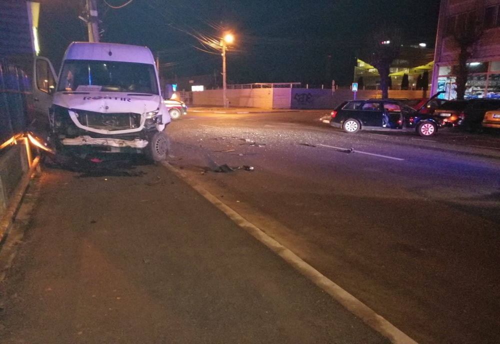Accident în cartierul Ștrand. O mașină a intrat într-un microbuz