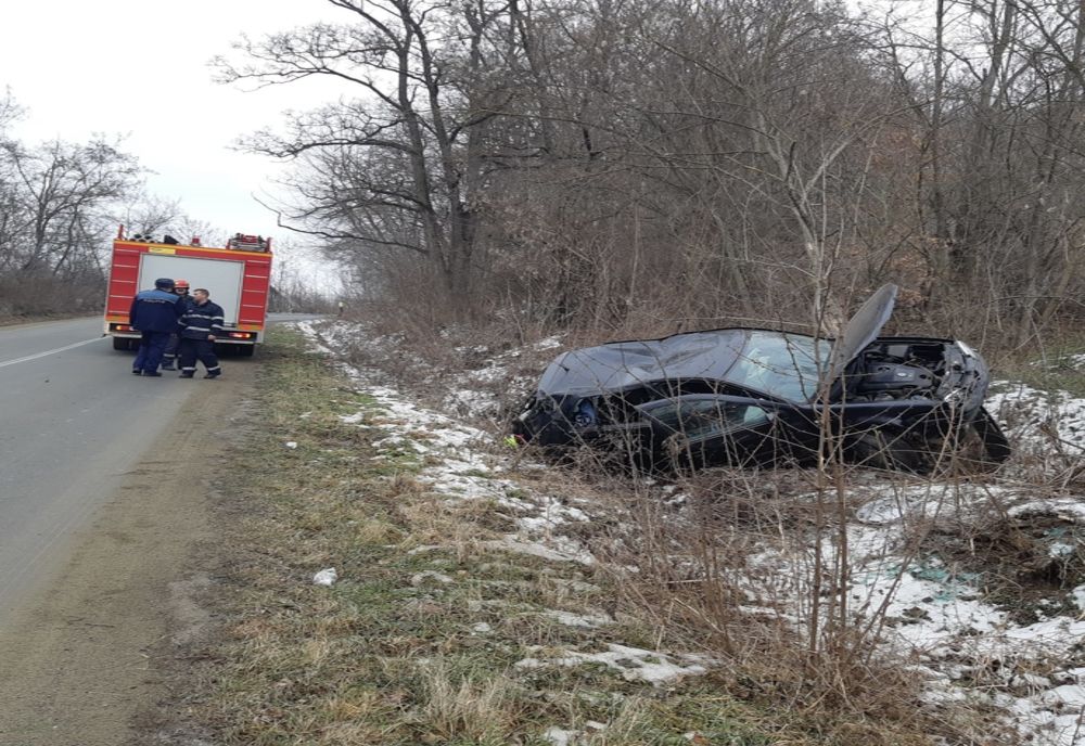 Femeie de 45 de ani, la spital, după ce a intrat cu mașina într-un copac