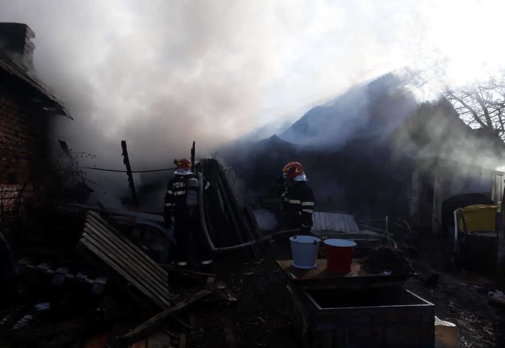 O mașină și garajul în care se afla au luat foc, în Blăjel
