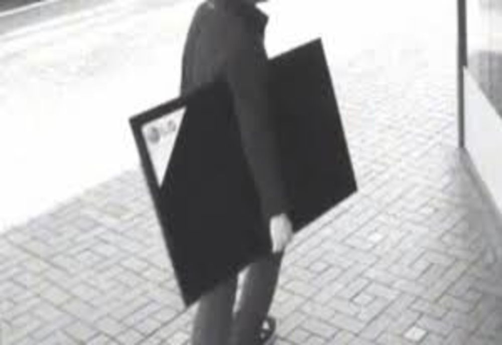  Sibian arestat, după ce ar fi furat două televizoare și un cuptor electric. Alți doi suspecți sunt căutați de polițiștii sibieni