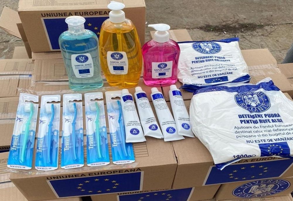 Pachete cu produse de igienă, oferite persoanelor defavorizate din Sibiu