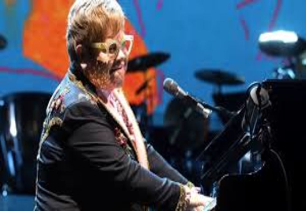 Elton John a rămas fără voce în timpul unui concert. A fost diagnosticat cu pneumonie