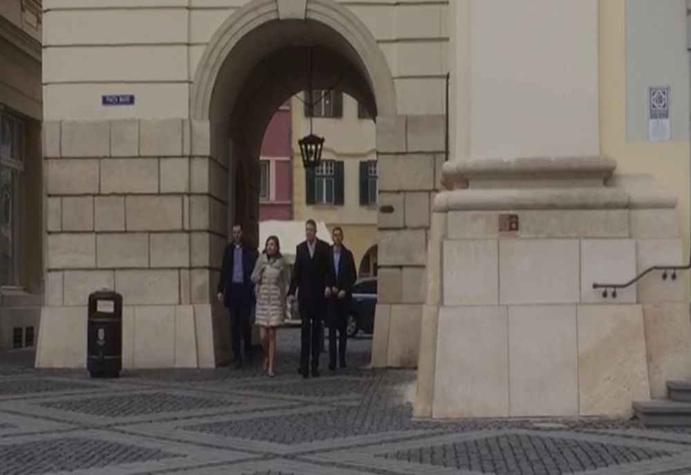 VIDEO | Klaus și Carmen Iohannis, la slujba de la Biserica Catolică din Piața Mare