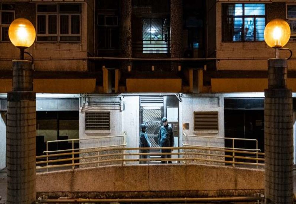 Un complex de locuințe din Hong Kong în carantină. Suspiciuni că noul coronavirus se răspândește prin conducte