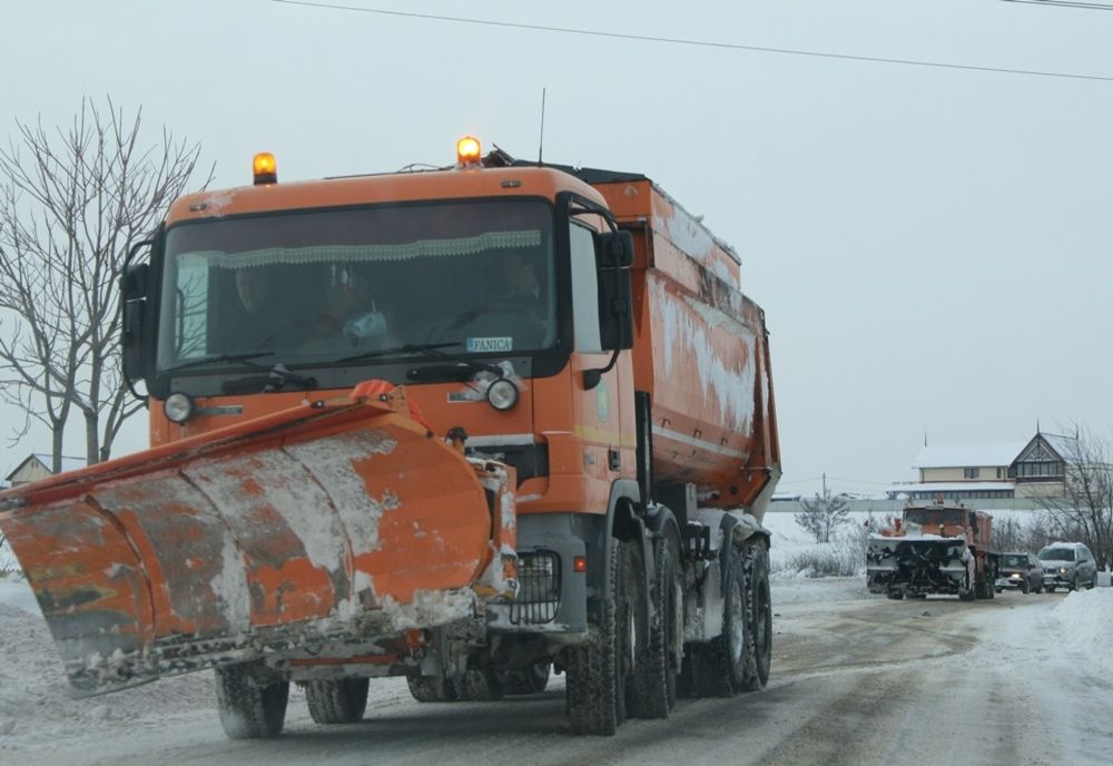 Utilajele de deszăpezire intervin în SIbiu. În Păltiniș, e un utilaj cu plug și material antiderapant