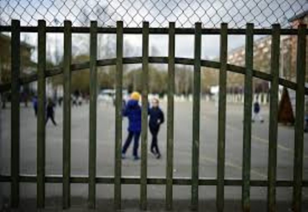 Spania îşi închide şcolile şi universităţile