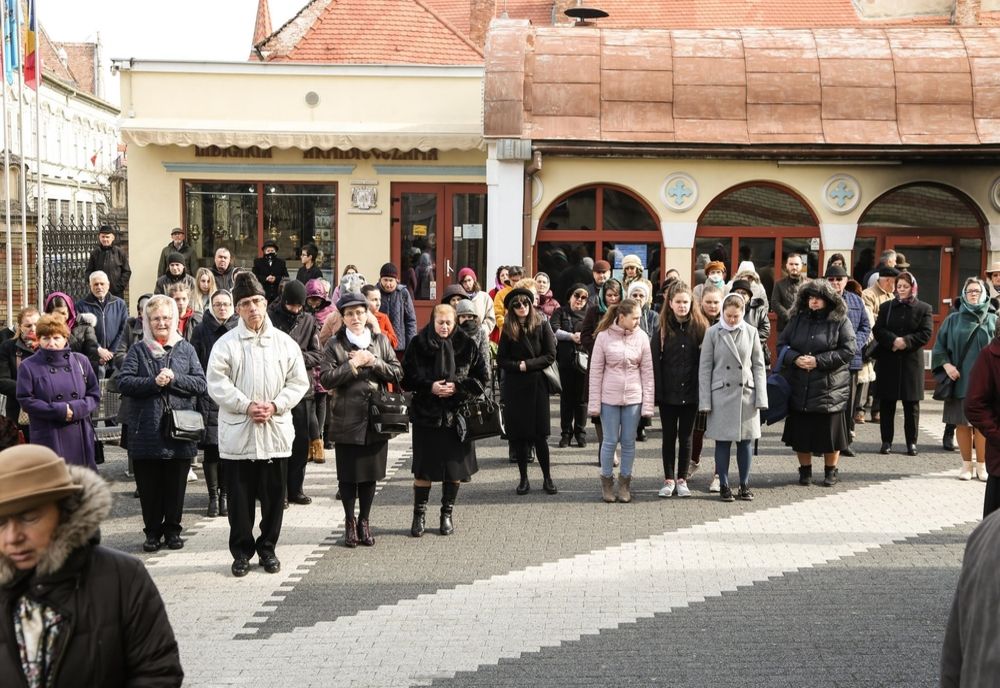 Slujbă pe treptele Catedralei Mitropolitane Sibiu, din cauza coronavirusului. Au fost amenajate puncte de dezinfectare a mâinilor