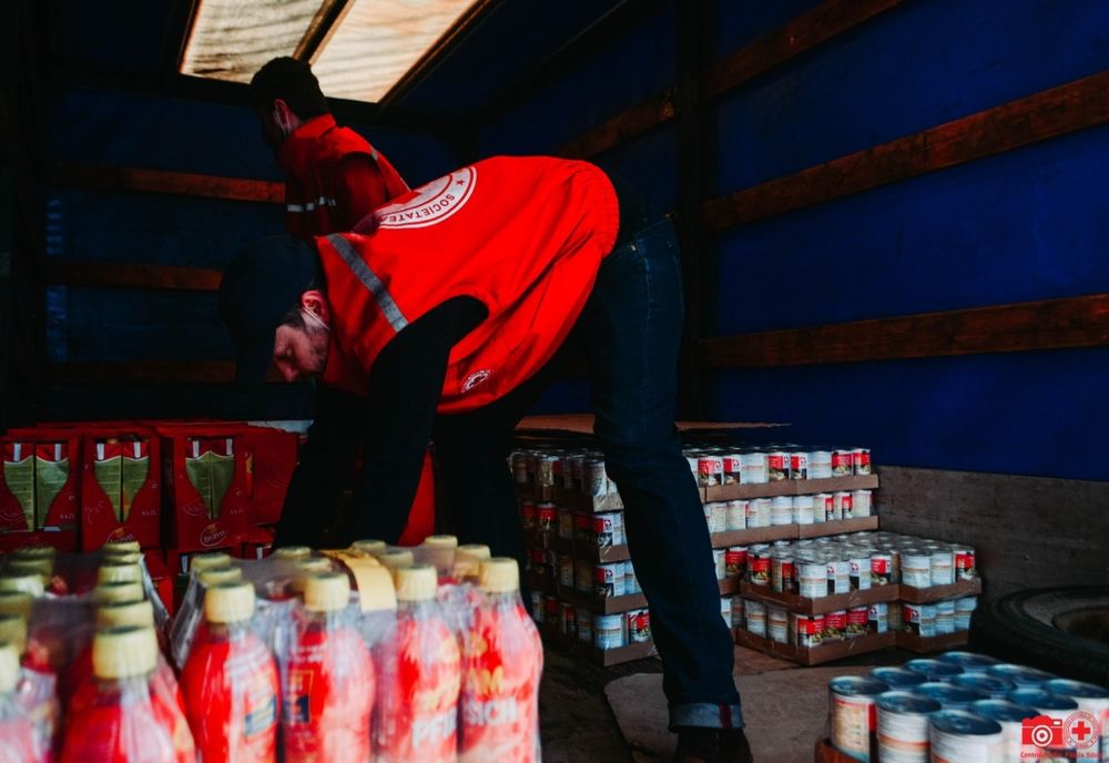 Crucea Roșie Sibiu oferă alimente persoanelor vulnerabile din județ