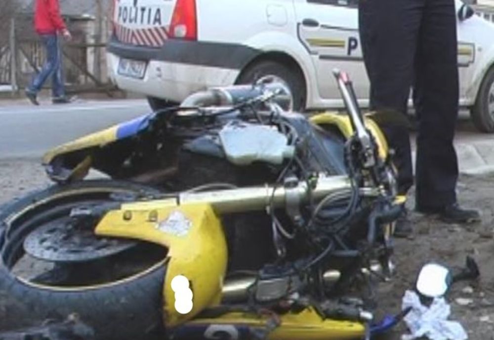 Motociclist la spital, după ce a fost acroșat de o mașină, pe Calea Dumbrăvii