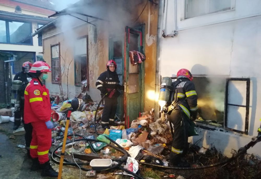 Femeie de 70 de ani, la spital, după ce casa în care stătea a luat foc