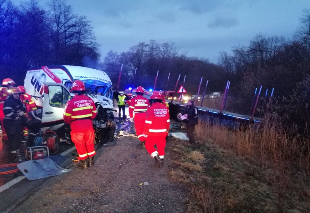 UPDATE | Accident pe DN1, la Fântânița Haiducului. Doi bărbați au murit în urma impactului dintre un TIR și un microbuz