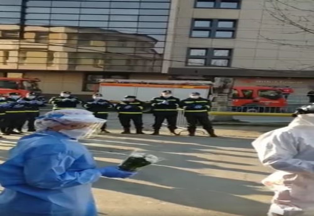 VIDEO | Asistenta de la Terapie Intensivă, care a fost jignită de vecini, a primit flori din partea ISU Sibiu. Cadrele medicale de la UPU, ATI și Boli Infecțioase, aplaudate