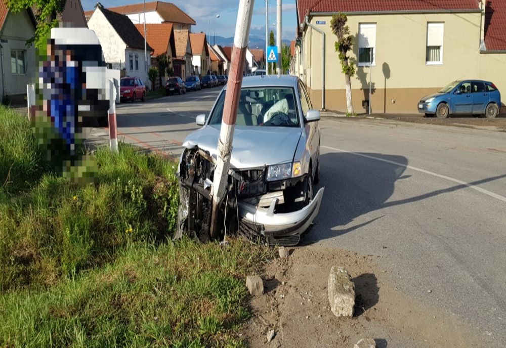 Un tânăr a intrat cu mașina în bariera de pe Calea Turnișorului. Trafic blocat