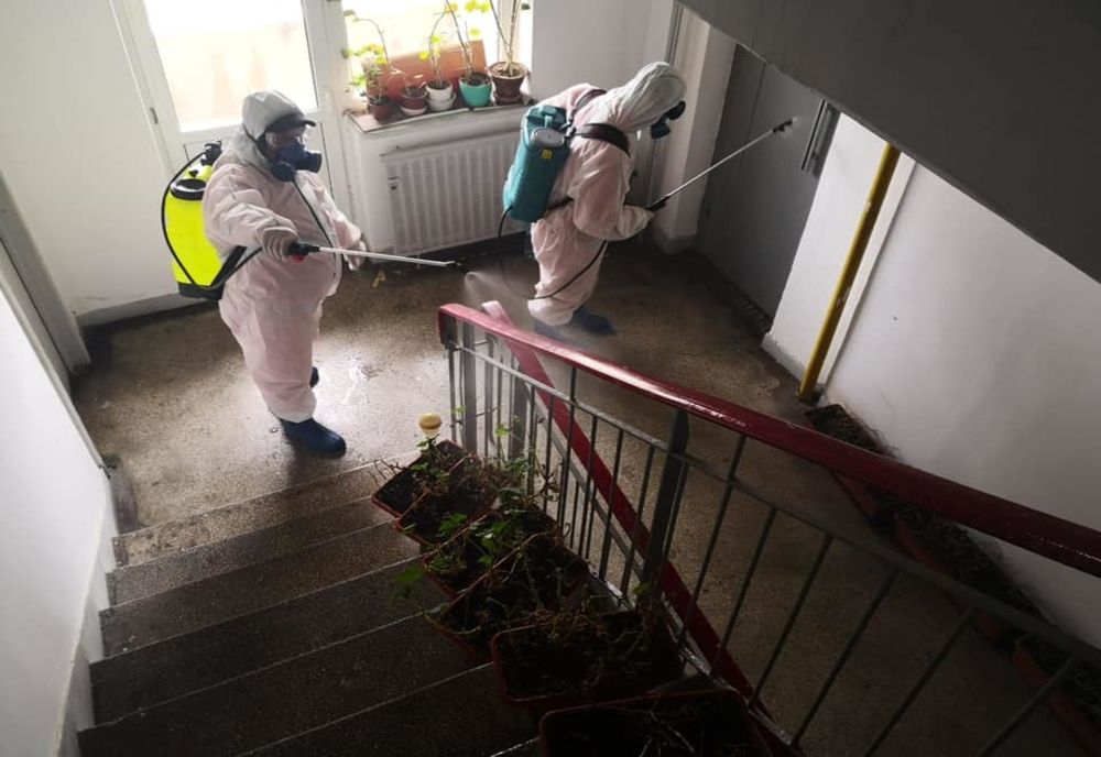 Dezinfecția scărilor de bloc continuă și marți, în Ștrand și Valea Aurie