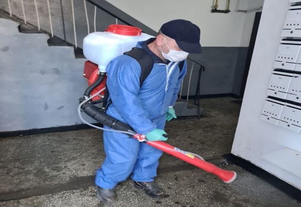 Continuă dezinfecția scărilor de bloc și igienizarea spațiilor publice