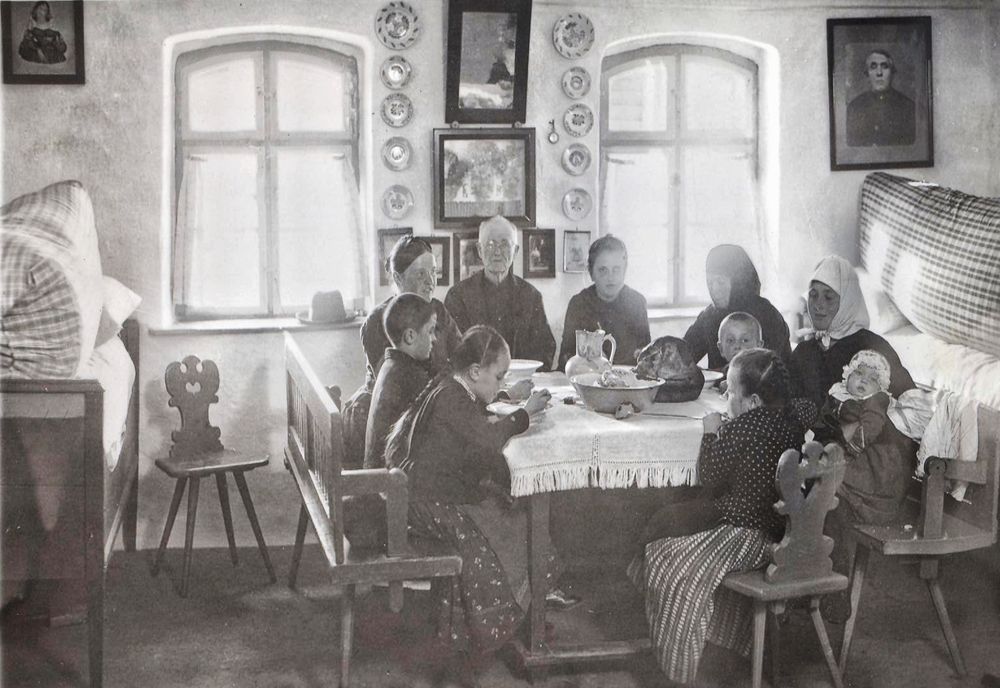 Paștile de altădată, în familiile de sași din Transilvania. Mersul la biserică se făcea în alai, iar fanfara intona diferite melodii