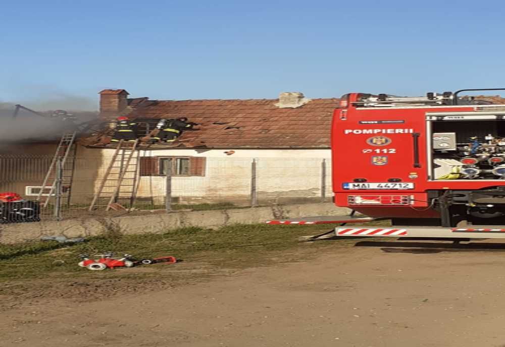 Incendiu în Slimnic. Ard o casă și o șură
