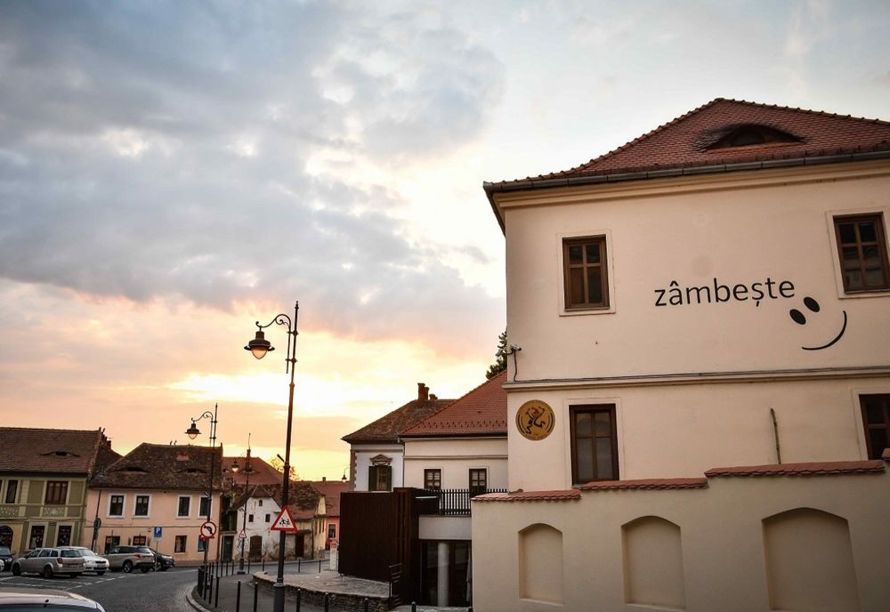 Dublă aniversare internațională la Teatrul „Gong”. Clădirea, iluminată în albastru pentru persoanele cu autism