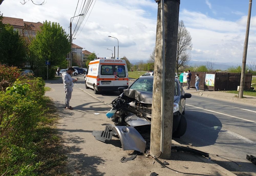 Accident pe strada Maramureșului. O sibiancă, la spital, după ce a intrat cu mașina într-un stâlp
