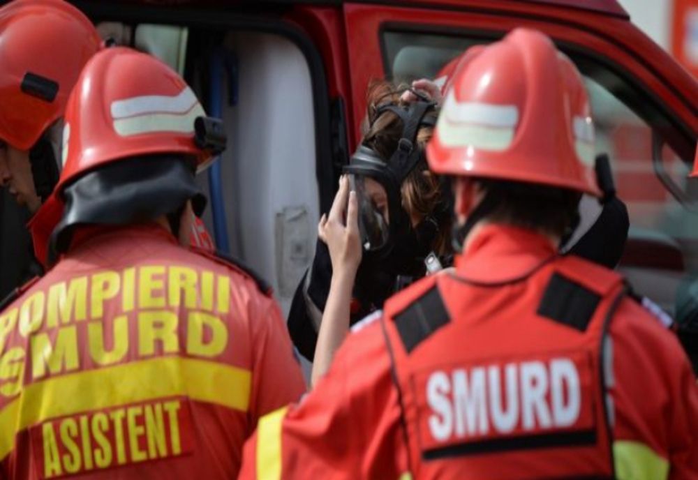 O hală dezafectată a unui fost gater, arsă în urma unui incendiu, în Arpașu de Jos